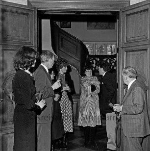 Amtsantritt von Kastellan Paul Hermann Buck: Begrüßung von Gästen: Stadtarchivar Erich Hagen mit Kamera: Blick durch Tür in Treppenhaus