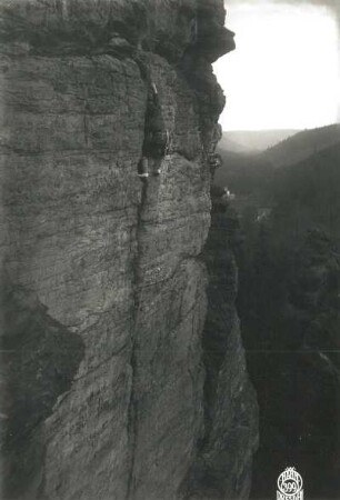 Sächsische Schweiz, Bielatal. Daxenstein. Seilschaft Flügel im Perryriß (VIIb, mit Markierung)