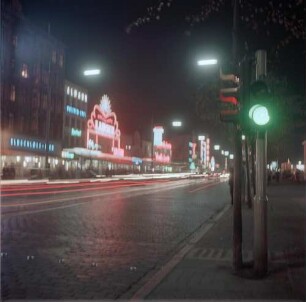 Hamburg. Reeperbahn : Hamburg. Reeperbahn. Leuchtreklame, Blick zum Moulin Rouge, September 1956
