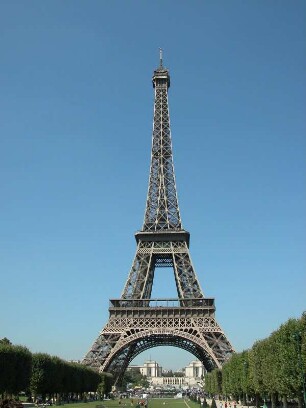 Eiffel-Turm von Osten mit Palais de Chaillot im Hintergrund
