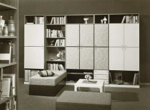 Anbauwand "Smaragd" : Wohnzimmermöbel. Anbauwand "Smaragd" (1976; Möbelkombinat Erfurt (MKE)), Liege, Hocker und Beistelltisch
