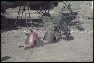 Soldaten bei der Arbeit an einem Flugzeug auf einem verschneiten Flugfeld