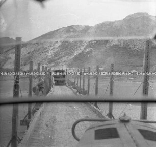 LKW auf einer Brücke über einem Fluss, aus einem LKW heraus fotografiert