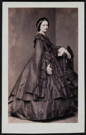 Porträt vermutlich Marie Groesser, spätere Claar (1837-1910; Schauspielerin). Albuminabzug auf Karton (Carte-de-visite mit Atelieraufdruck verso)