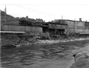 Roßwein, Uferstraße. Achsenfabrik Kadner & Co. Betriebsgelände. Bau einer Brücke über die Freiberger Mulde. Blick über den Fluss