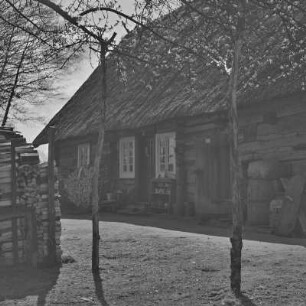 Strohgedecktes Blockhaus in Burg-Kauper. : Ze słomu skryte kładźity twar w Kupaŕskich Bórkowach.