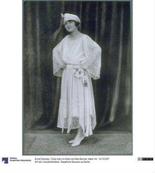 Clara Kary in Kleid von Max Becker