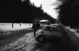 Verkehrschaos durch Schnee, Eis und Matsch auf den Straßen