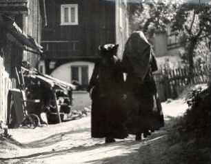Heimweg vom Gottesdienst in Panschwitz : Kleidung - katholische Tracht. Ort: Pančicy / Panschwitz. Auf dem Heimweg vom Gottesdienst