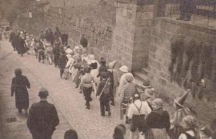 Elbschiffer, Fest der Schifferkinder in Schmilka, Blick auf den Festzug