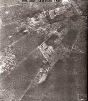 Amerikanische Luftbildaufnahmen von Kriegszerstörungen. Ausrichtung nach Süden. Hardtwald