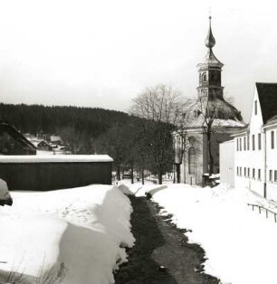 Carlsfeld (Kreis Aue). Blick über die Wiltzsch zur Dreifaltigkeitskirche