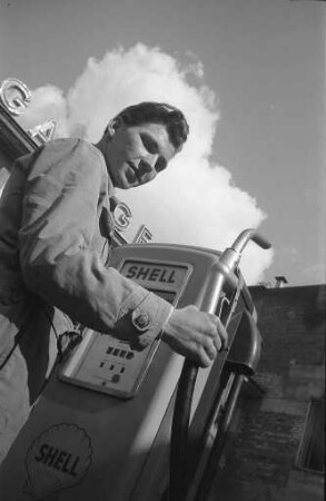 Neue Öffnungszeiten bei den Karlsruher Tankstellen ab 14. Oktober 1957.