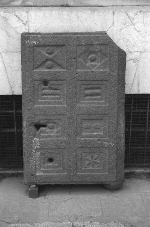 Kassettentür mit geometrischer Ornamentik