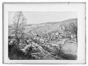 Blick über Bahnhofsgelände mit Lagerhallen (u.a. ehem. Ueffinger), Mainspitze mit Spitzen Turm und Burg
