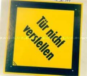 Schild: "Tür nicht verstellen"