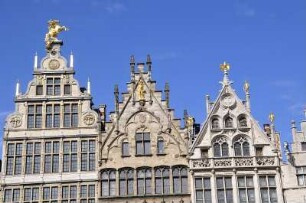 Antwerpen - Vergoldete Figuren : Alle Steingiebel der Häuser am Großen Markt werden von vergoldeten Figuren geschmückt. Aufgenommen in Antwerpen am 3. April 2010