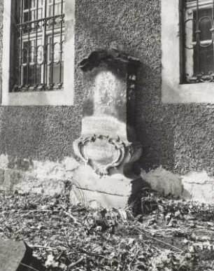 Grabmal : Radebeul, Donadinihaus, Grabmal des 18. Jahrhunderts am Donadini-Haus