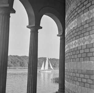 Blick von den Arkaden Heilandskirche von Potsdam-Sacrow auf die Havel mit einem Segelboot