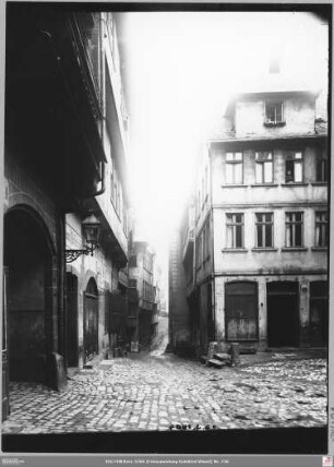 Kruggasse nach Norden, links Kruggasse 3, rechts Kruggasse 6 (vor dem Durchbruch der Braubachstraße)