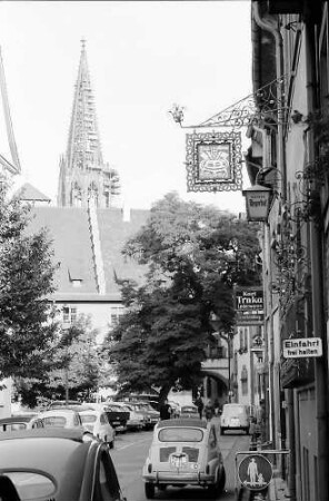 Freiburg: Turmstraße gegen Rathaus mit Münsterturm