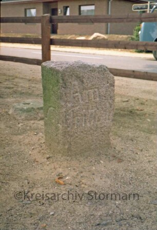 Sprenger Weg 1: Stormarnsches Dorfmuseum: Freigelände: Grenzstein [Nr. 53] zwischen Amt Trittau und Amt Reinbeck: Seite Trittau