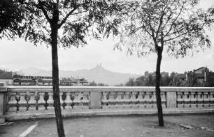 Frankreich : Reiseaufnahmen vermutlich aus Frankreich. Blick von einer Balustrade auf eine Stadt mit Kloster auf einem Berg (Grenoble?)