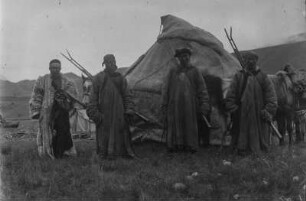 Gruppe aus Karasahr : Gruppenportrait von Jägern aus Karasahr vor einer Jurte im Tian Shan Hochgebirge