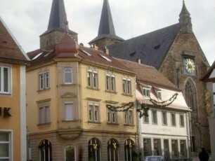 Stadtbild-Ansicht von Nordwesten über Stadthäuser (Baubestand 18-19 Jh auf älterer Grundlage) sowie Stadtkirche (Gotisch)
