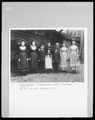 Rachelshausen, Sonntagstracht: Familie