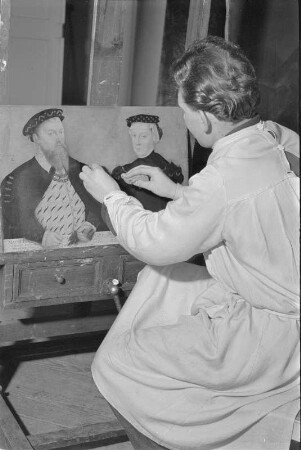 Kurfürst Moritz von Sachsen und seine Gemahlin Agnes : In der Restaurierungswerkstatt: Restaurator beim Reinigen des Gemäldes "Kurfürst Moritz von Sachsen und seine Gemahlin Agnes" von Lucas Cranach, d. J.