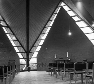 Rethwischdorf: Christuskirche: Innenansicht: Blick über Gestühl auf Altarraum hinten rechts: links Dachbinder mit anschließendem Fensterbereich