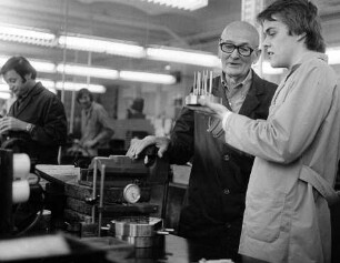 Junger Mann zeigt Werkstück, 1970er Jahre, SW-Foto © Kurt Schwarz