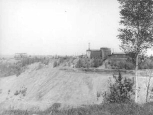 Olbersdorf. Braunkohlenwerk "Glückauf". Blick über Tagebaurestloch gegen Werkanlagen