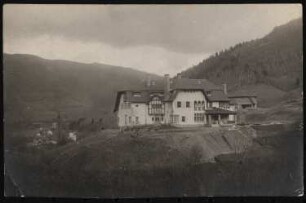 Landhaus von Stössen im Schwarzwald: Ansicht des Landhauses in der Phase der Gartengestaltung; Postkarte von Herrn Rüger an Frau Schweitzer