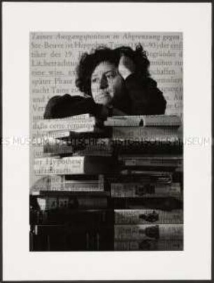 Junge Frau stützt sich auf zwei Bücherstapel mit darübergelegten deutsch-französischen Text (Sonderthema: Ein Bild von mir - Selbstporträts und Selbstdarstellungen)
