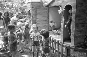 Besuch von Kindern des städtischen Kinderheims in der Sybelstraße im Märchengarten auf Rappenwört