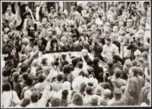 Helmut Kohl in großer Menschenmenge (Altersgruppe 14-17)