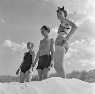Elisabeth Gremmler, rechts, mit Freunden am Strand