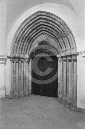 Spitzbogiges Stufenportal an der Klosterkirche Rauden