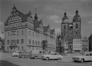 Wittenberg. Marktplatz mit Rathaus, Bürgerhäusern, Denkmäler Martin Luthers (Entwurf von Schadow) und Philipp Melanchthons (von Drake) und Stadtkirche