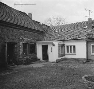 Gehöft. Hofecke mit Stallgebäude und Wohnhaus