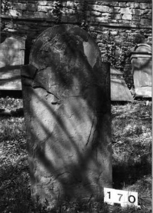Grabstein 170 (Index: 99629671) Material: Sandstein Zustand: vorne völlig abgeblättert Maße HxBxT: 116x56x6 cm Beschreibung: Stele mit eingezogenem Rundbogenabschluß: Grabstein 170