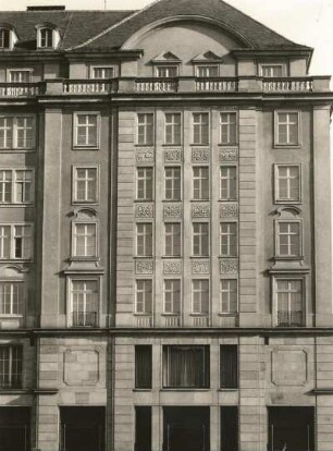 Dresden-Altstadt. Altmarkt, Ostseite. Wohn- und Geschäftshaus. Teilansicht der Fassade