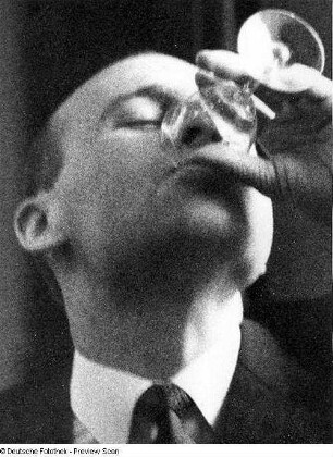 Hans Seidel trinkend