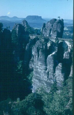Sächsische Schweiz, Rathener Gebiet. Basteibrücke von der Ferdinandaussicht. Blick nach Südsüdost zum Lilienstein