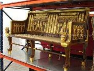 Bank, unter Verwendung von Motiven des Kindersessels der Prinzessin Sat-Amun, wohl Staatsgeschenk an die DDR aus Ägypten