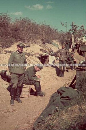 Soldaten vor einem Unterstand/Schützengraben