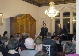 Soiree "Bertrand Roth und sein Dresdener-Musiksalon", die am 11. Januar 2004 in Roths schweizerischem Geburtsort Degersheim (Kanton St. Gallen) Premiere hatte; Stefan Eder (Pianist), Matthias Lorenz (Cellist)