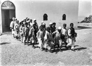Schulklasse : Jungen verlassen die Madrasa in der Oase Sinawin.